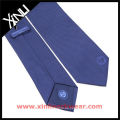 Gesponnenes Krawatten-Logo Silk auf großem Ende, Selbstschleife und Trinkgeld-Gewohnheit gestickte Bindung, kundenspezifische Seidenkrawatte